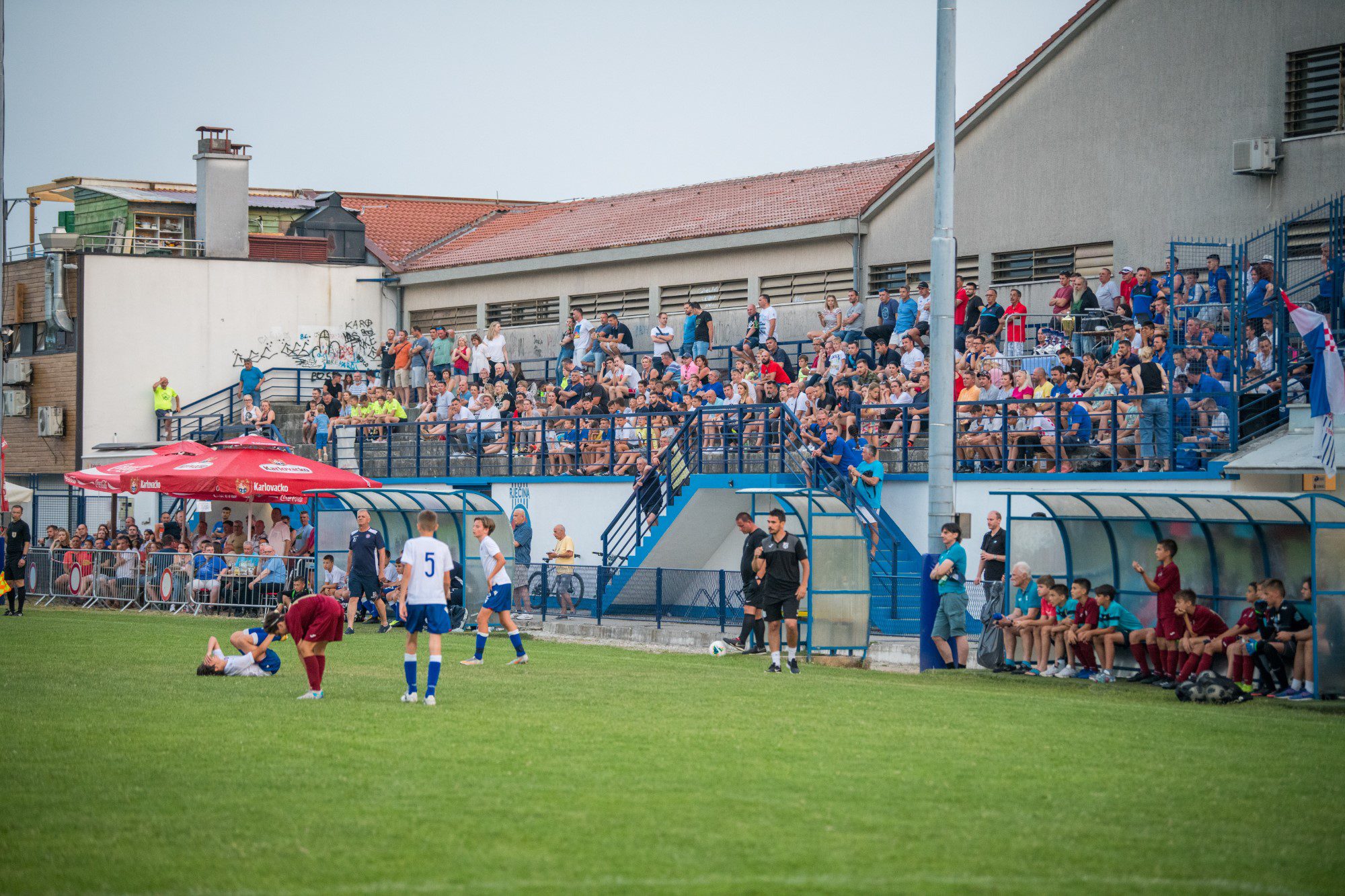 Mnogobrojna pubila podržala mladež na terenu, ali i sjećane na Brunu Bana.